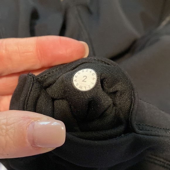 Lululemon Black Capri Leggings Size 2 in Like New Condtion - Picture 5 of 5